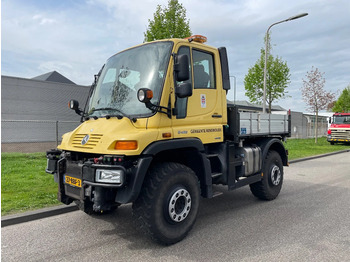 Billenőplatós teherautó UNIMOG U400