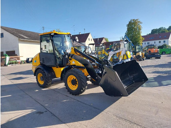 Gumikerekes homlokrakodó JCB 409