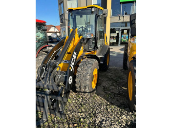 Gumikerekes homlokrakodó JCB 409