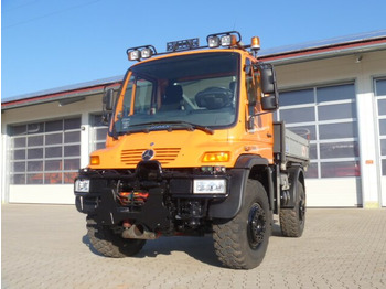 Billenőplatós teherautó UNIMOG U500