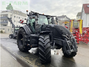 Traktor VALTRA