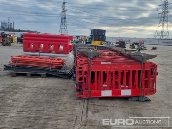 Építőipari berendezések Bundle of Plastic Pedestrian Safety Barrier (5 of), Bundle of Metal Pedestrian Barrier (3 of), Bundle of Water Filled Barrier (3 of), Bundle of Plastic Mats: 4 kép.