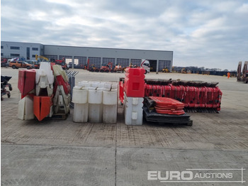 Építőipari berendezések Bundle of Plastic Pedestrian Safety Barrier (5 of), Bundle of Metal Pedestrian Barrier (3 of), Bundle of Water Filled Barrier (3 of), Bundle of Plastic Mats: 2 kép.