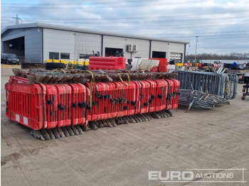 Építőipari berendezések Bundle of Plastic Pedestrian Safety Barrier (5 of), Bundle of Metal Pedestrian Barrier (3 of), Bundle of Water Filled Barrier (3 of), Bundle of Plastic Mats: 5 kép.