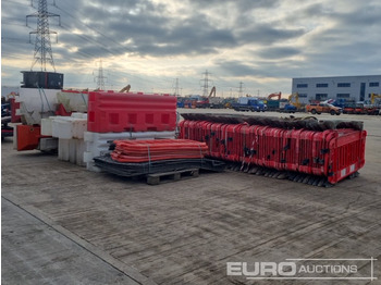 Építőipari berendezések Bundle of Plastic Pedestrian Safety Barrier (5 of), Bundle of Metal Pedestrian Barrier (3 of), Bundle of Water Filled Barrier (3 of), Bundle of Plastic Mats: 3 kép.