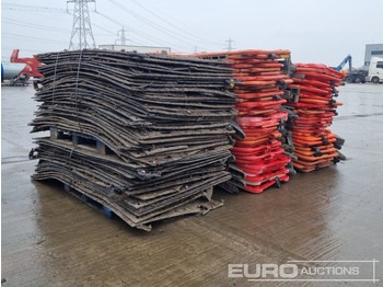 Építőipari berendezések Bundle of Tracking Boards (3 of), Bundle of Plastic Pedestrian Safery Barriers (2 of): 5 kép.