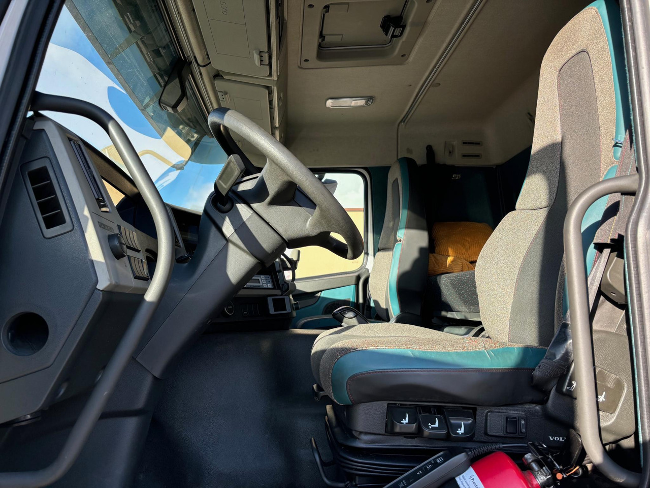 Hűtős teherautó VOLVO FM330: 14 kép.