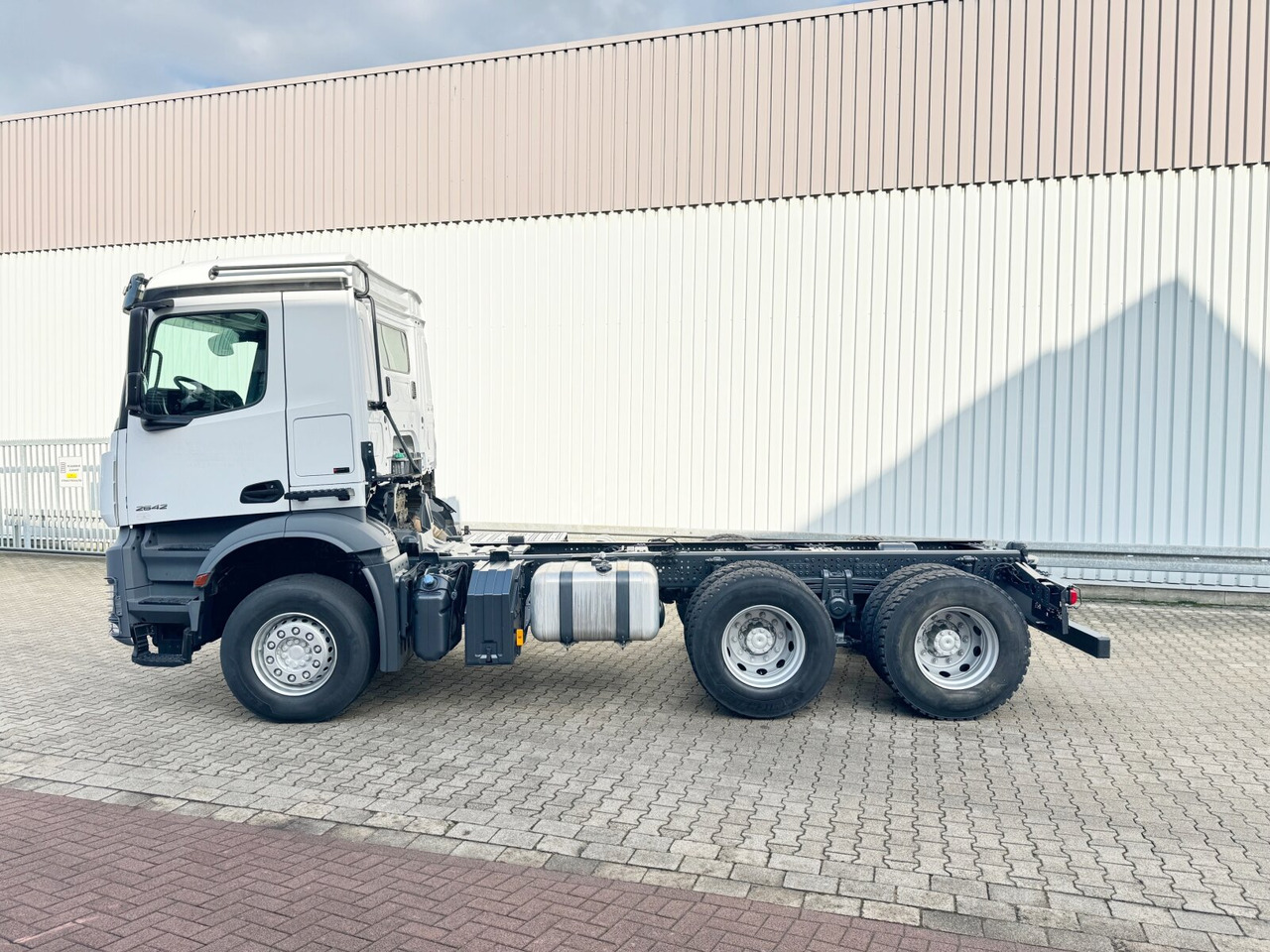 Billenőplatós teherautó Mercedes-Benz Arocs 2642 K 6x4 Arocs 2642 K 6x4: 14 kép.