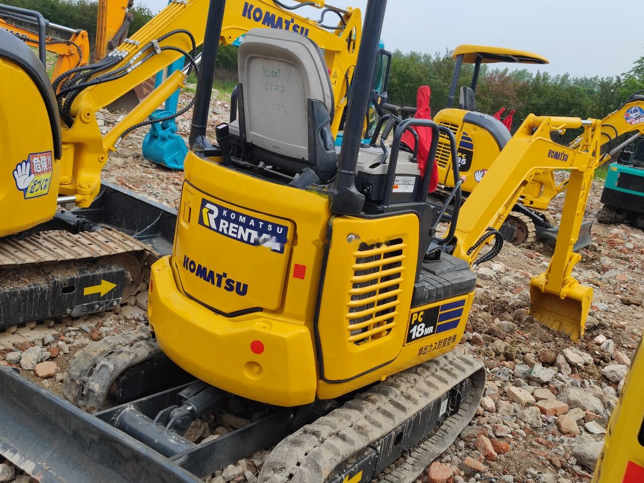 Minikotró Komatsu PC18MR: 6 kép.