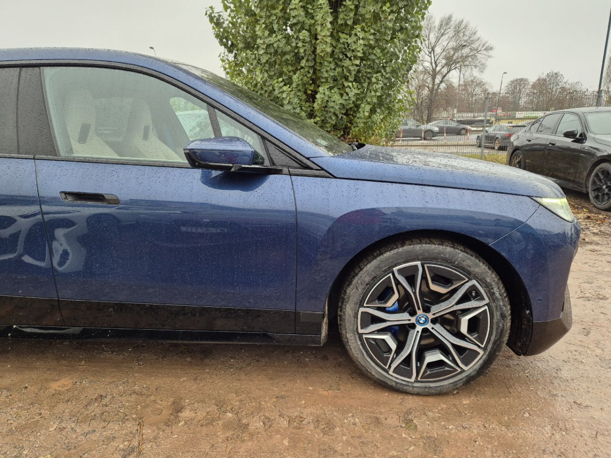 Autó BMW iX XDRIVE40 SUV: 6 kép.