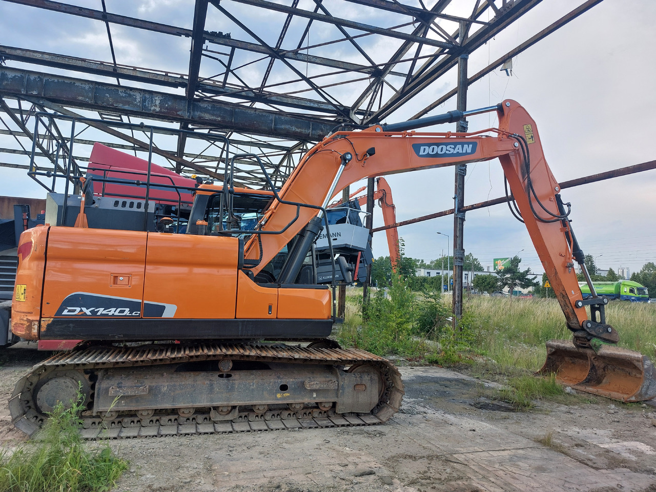 Lánctalpas kotró DOOSAN DX140LC-5: 8 kép.