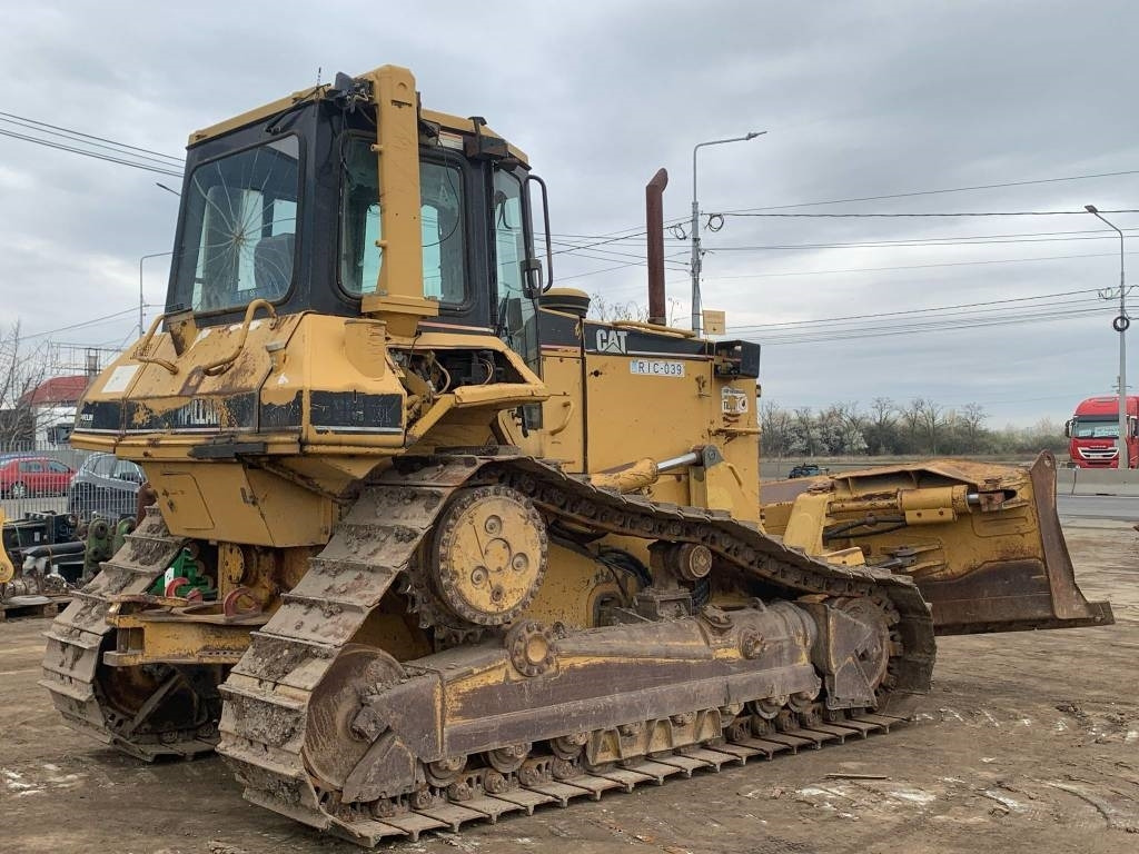 Buldózer CAT D 6 M XL: 6 kép.