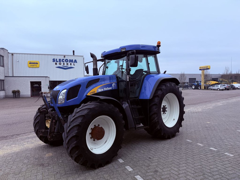 New Holland T7550 CVX lízing New Holland T7550 CVX: 18 kép.