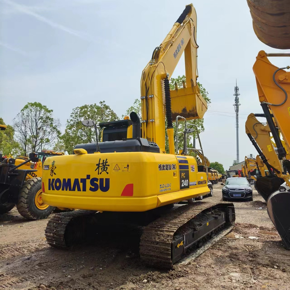 Lánctalpas kotró KOMATSU PC240LC-8: 6 kép.