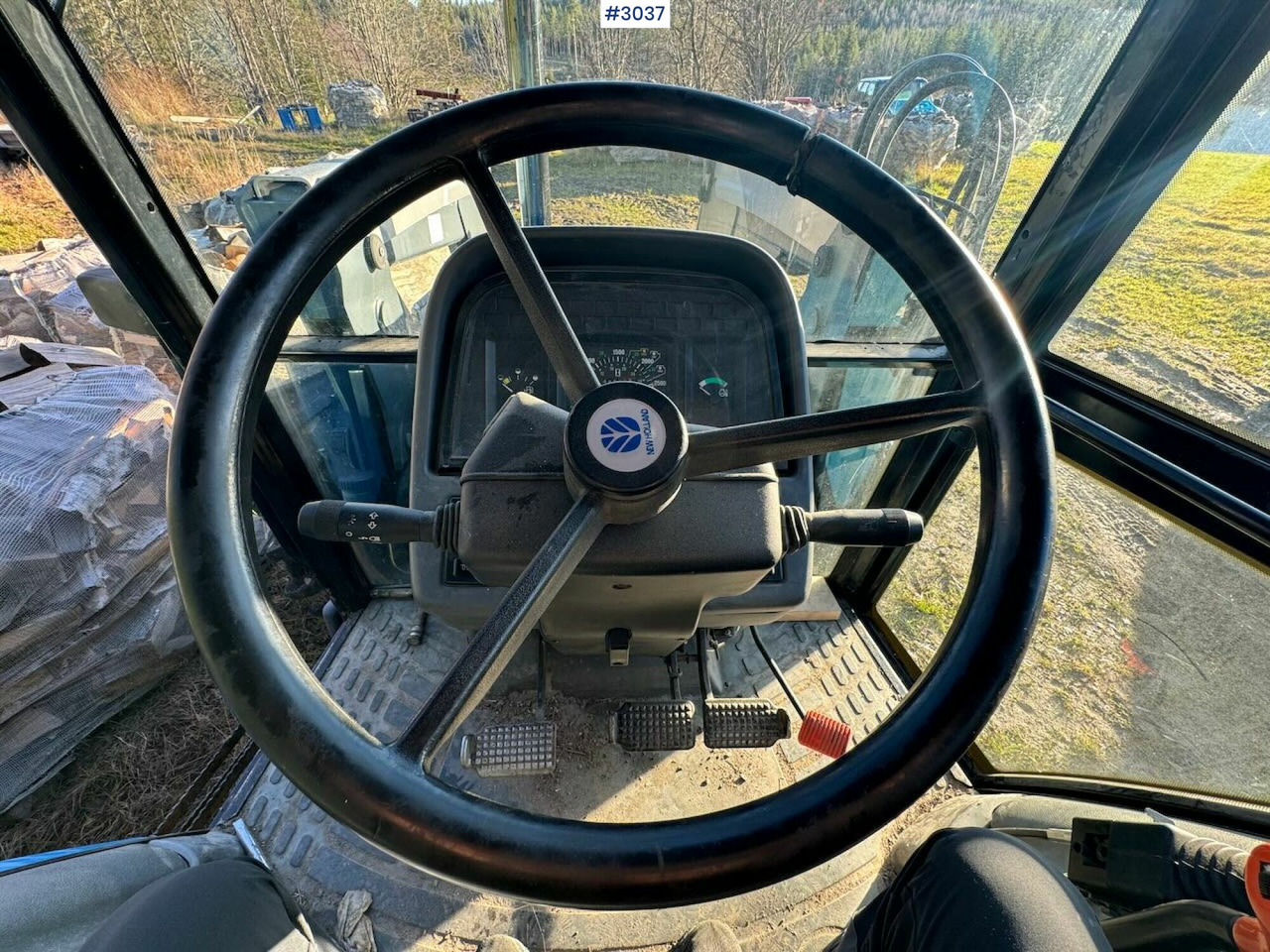 Traktor 1998 New Holland 7635 w/ front loader and bucket.: 19 kép.