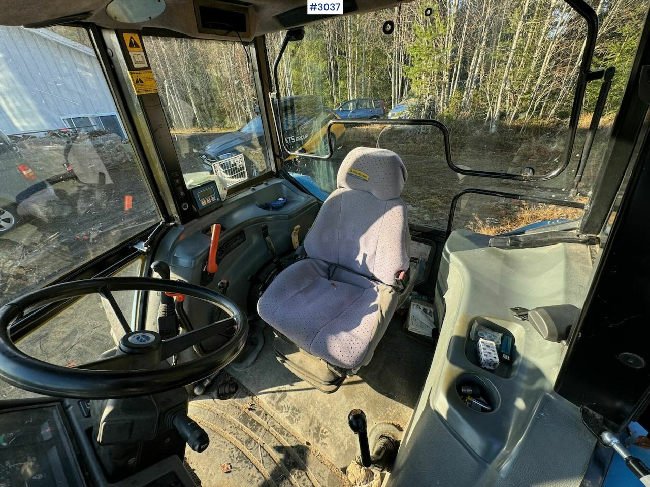 Traktor 1998 New Holland 7635 w/ front loader and bucket.: 16 kép.