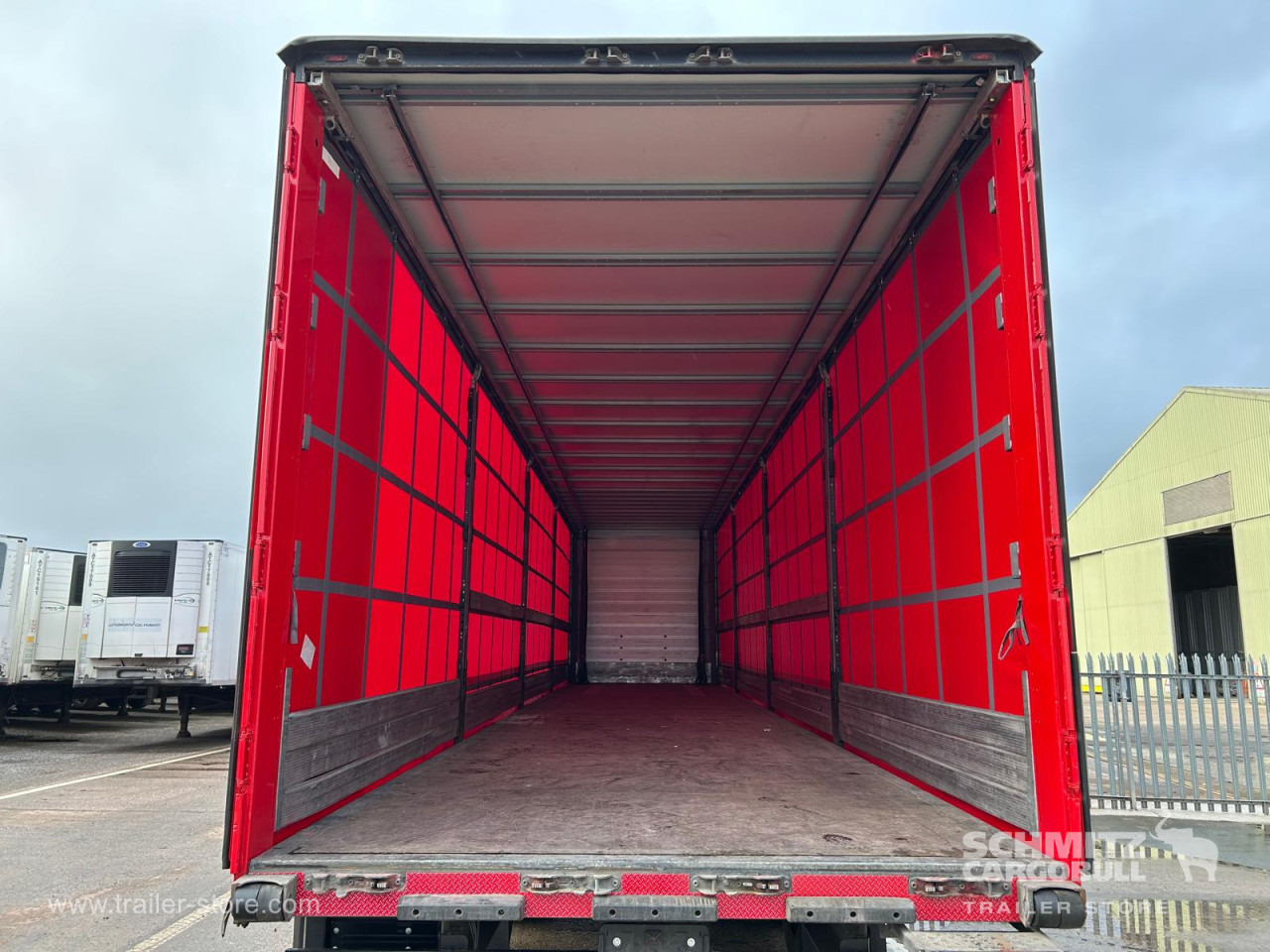 Ponyvás félpótkocsi SCHMITZ Curtainsider Standard UK: 9 kép.