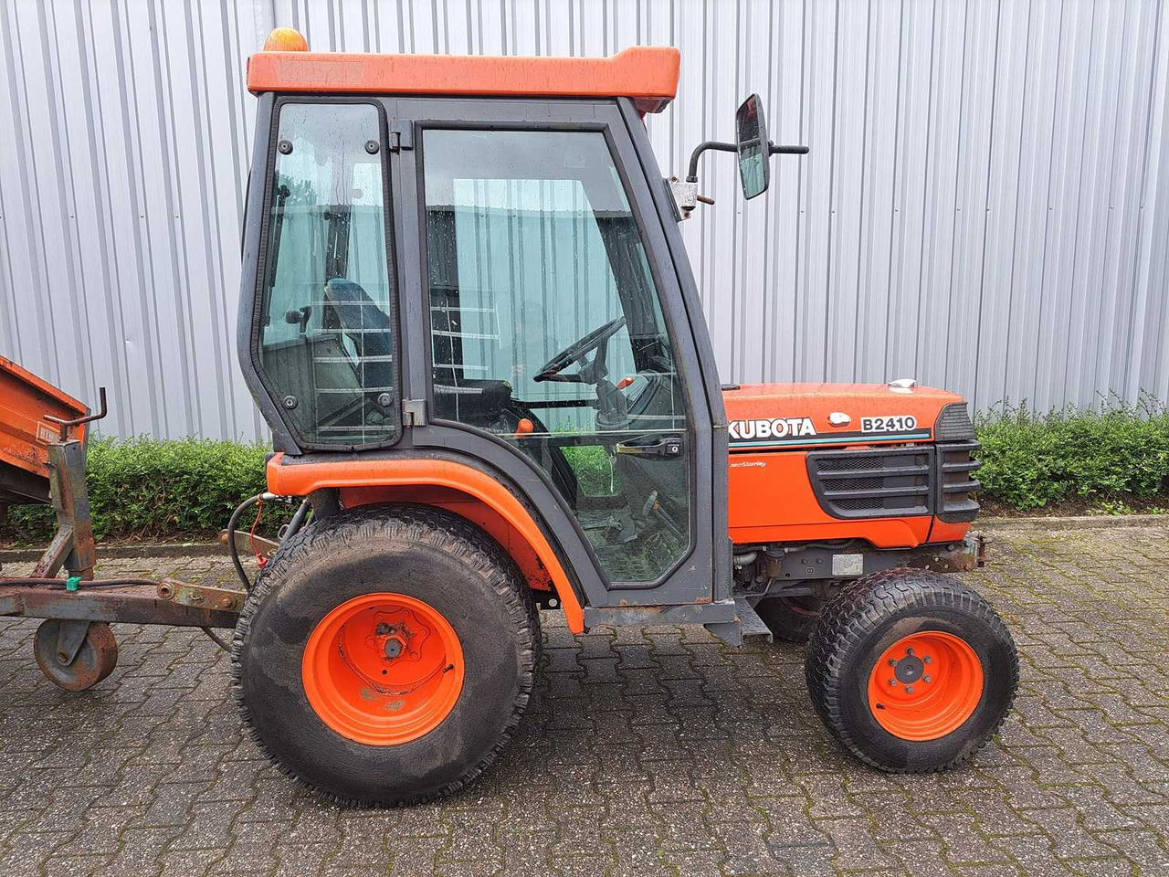 Kistraktor Kubota B2410: 6 kép.