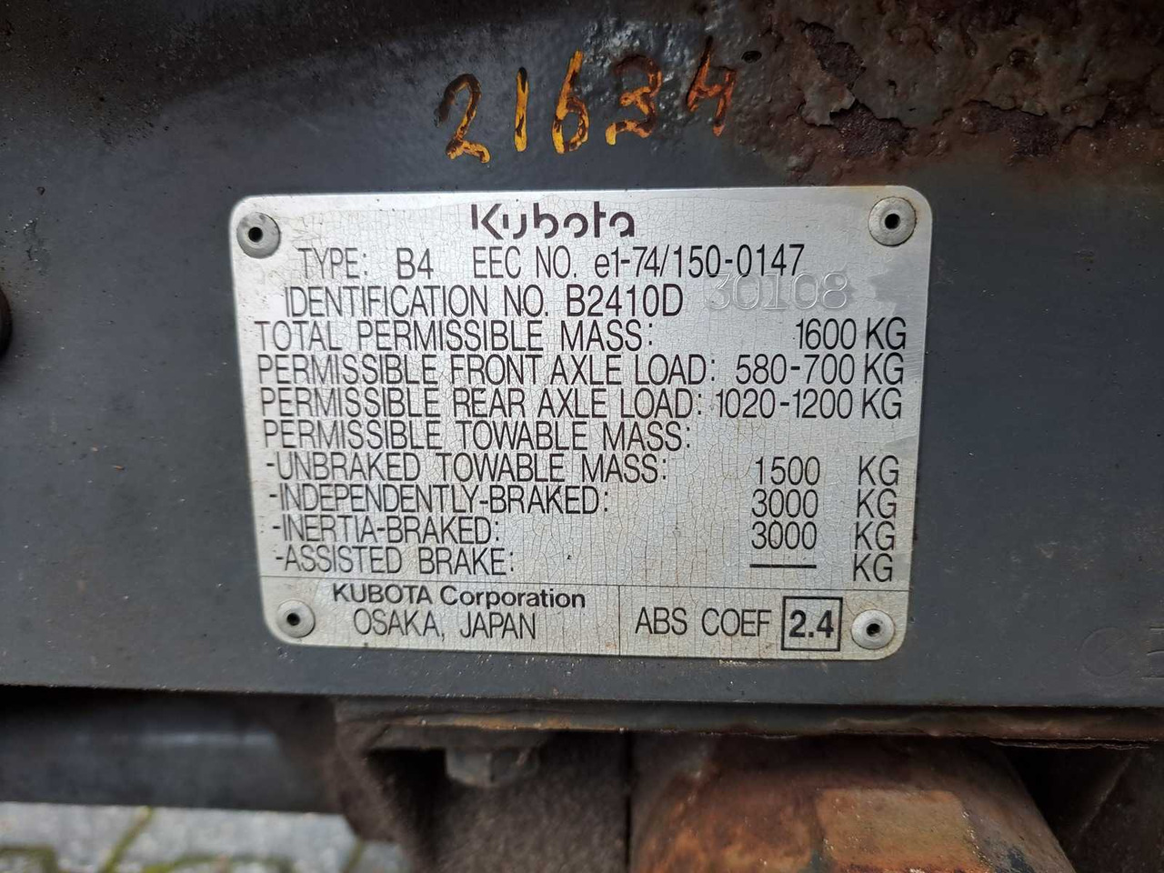 Kistraktor Kubota B2410: 15 kép.