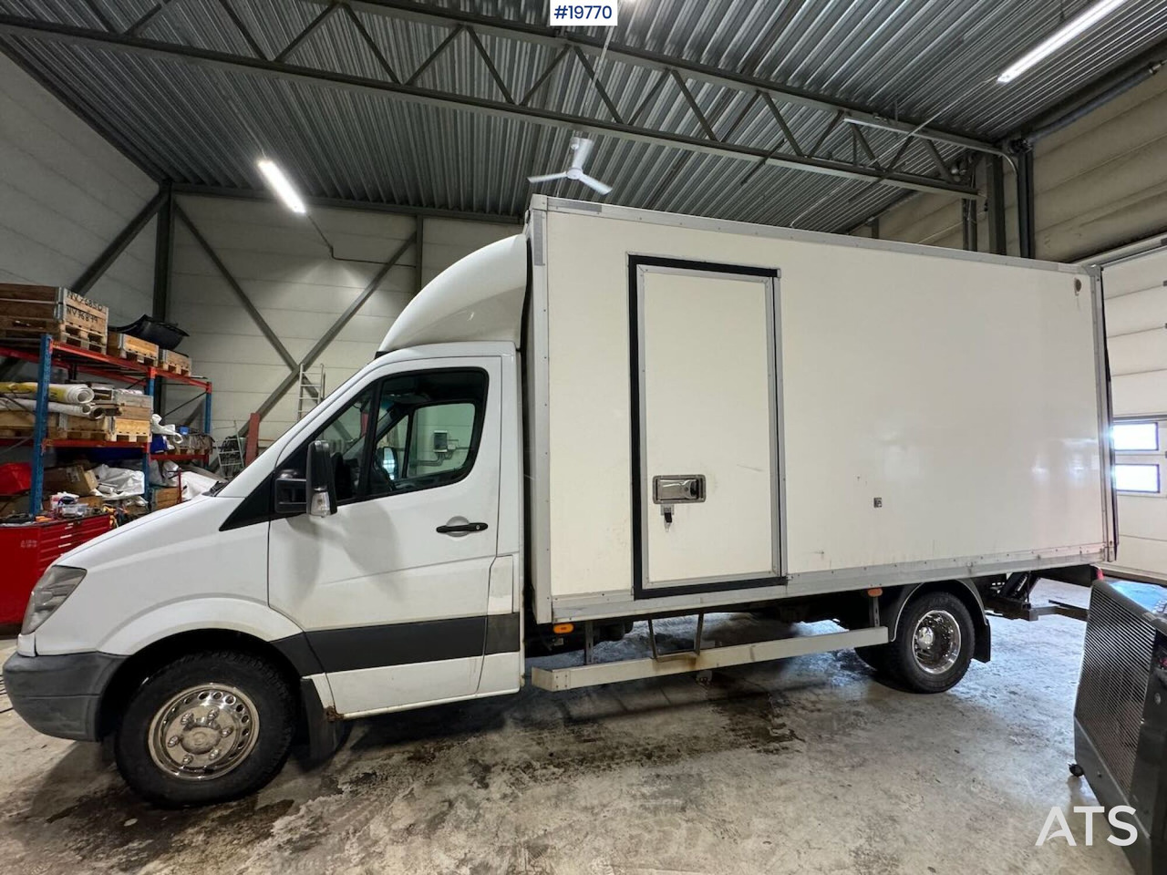 Dobozos felépítményű teherautó Mercedes Sprinter: 8 kép.