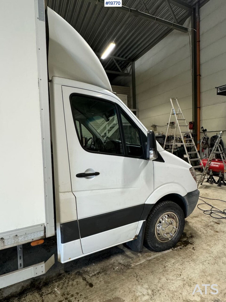 Dobozos felépítményű teherautó Mercedes Sprinter: 22 kép.