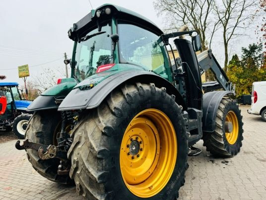 Traktor Valtra T174: 10 kép.