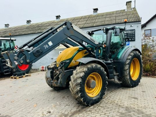 Traktor Valtra T174: 16 kép.