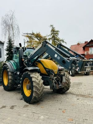 Traktor Valtra T174: 12 kép.