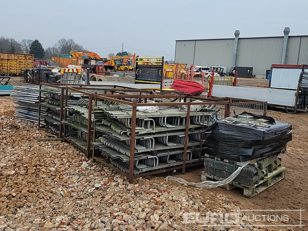 Építőipari berendezések Bundle of Heras Fencing, Pallet of Heras Fencing Feet (2 of), Stillage of Basket Hooks ( 5 of): 7 kép.