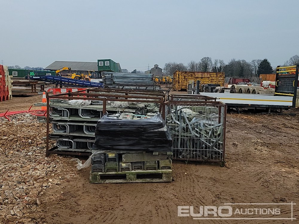 Építőipari berendezések Bundle of Heras Fencing, Pallet of Heras Fencing Feet (2 of), Stillage of Basket Hooks ( 5 of): 8 kép.