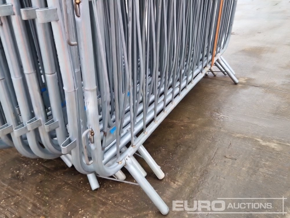 Építőipari berendezések Bundle of Metal Pedestrian Safety Barriers (2 of): 13 kép.