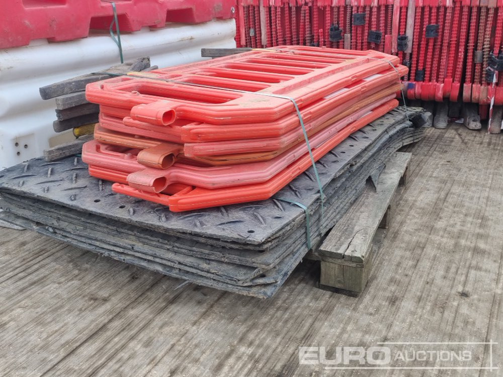 Építőipari berendezések Bundle of Plastic Pedestrian Safety Barrier (5 of), Bundle of Metal Pedestrian Barrier (3 of), Bundle of Water Filled Barrier (3 of), Bundle of Plastic Mats: 14 kép.