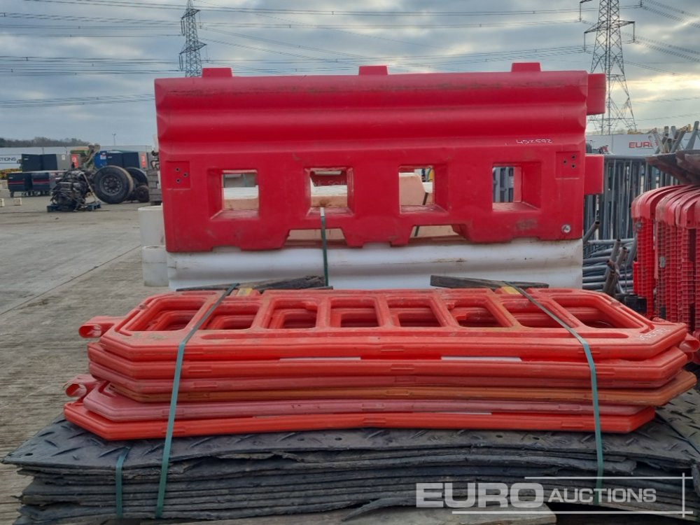 Építőipari berendezések Bundle of Plastic Pedestrian Safety Barrier (5 of), Bundle of Metal Pedestrian Barrier (3 of), Bundle of Water Filled Barrier (3 of), Bundle of Plastic Mats: 15 kép.