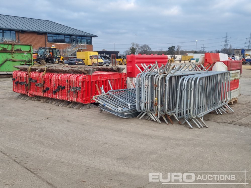 Építőipari berendezések Bundle of Plastic Pedestrian Safety Barrier (5 of), Bundle of Metal Pedestrian Barrier (3 of), Bundle of Water Filled Barrier (3 of), Bundle of Plastic Mats: 7 kép.