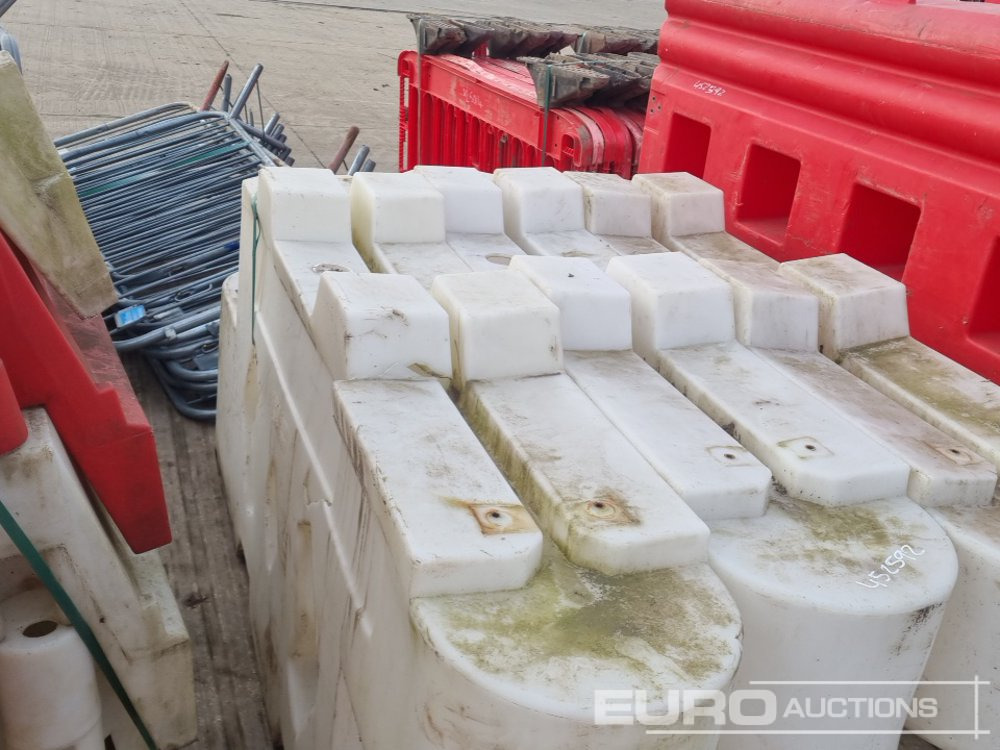 Építőipari berendezések Bundle of Plastic Pedestrian Safety Barrier (5 of), Bundle of Metal Pedestrian Barrier (3 of), Bundle of Water Filled Barrier (3 of), Bundle of Plastic Mats: 12 kép.