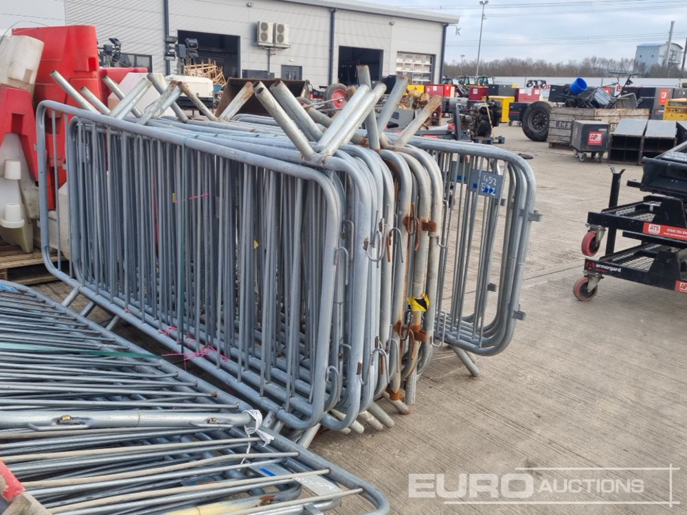 Építőipari berendezések Bundle of Plastic Pedestrian Safety Barrier (5 of), Bundle of Metal Pedestrian Barrier (3 of), Bundle of Water Filled Barrier (3 of), Bundle of Plastic Mats: 23 kép.