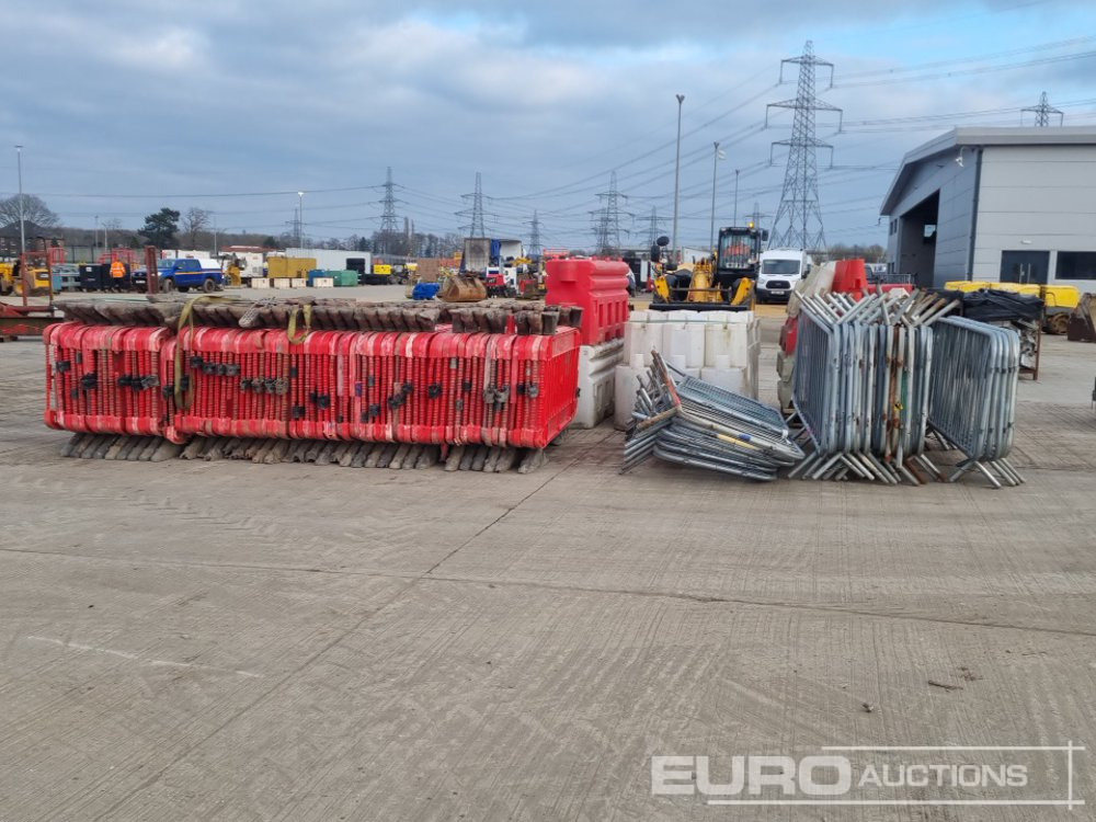 Építőipari berendezések Bundle of Plastic Pedestrian Safety Barrier (5 of), Bundle of Metal Pedestrian Barrier (3 of), Bundle of Water Filled Barrier (3 of), Bundle of Plastic Mats: 6 kép.