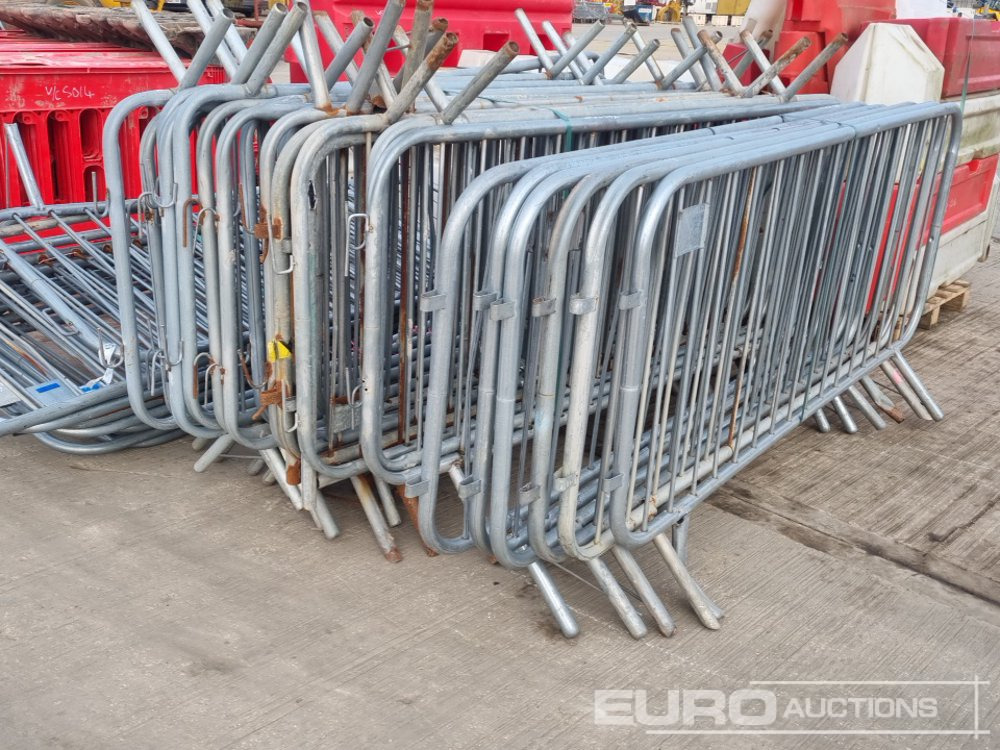 Építőipari berendezések Bundle of Plastic Pedestrian Safety Barrier (5 of), Bundle of Metal Pedestrian Barrier (3 of), Bundle of Water Filled Barrier (3 of), Bundle of Plastic Mats: 24 kép.