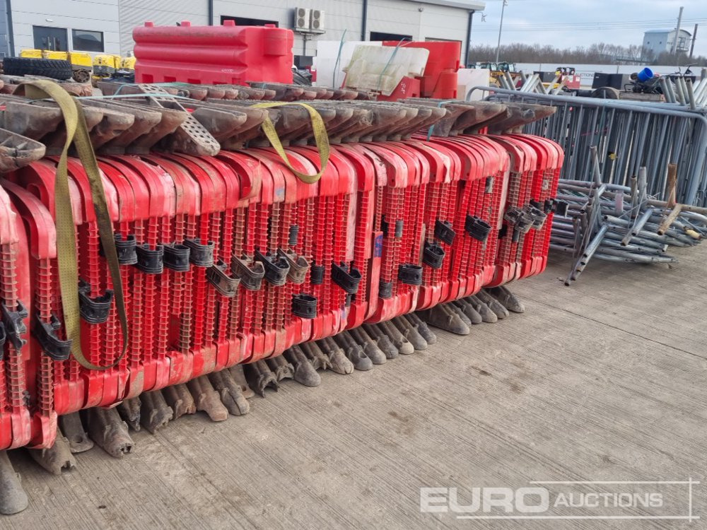 Építőipari berendezések Bundle of Plastic Pedestrian Safety Barrier (5 of), Bundle of Metal Pedestrian Barrier (3 of), Bundle of Water Filled Barrier (3 of), Bundle of Plastic Mats: 20 kép.