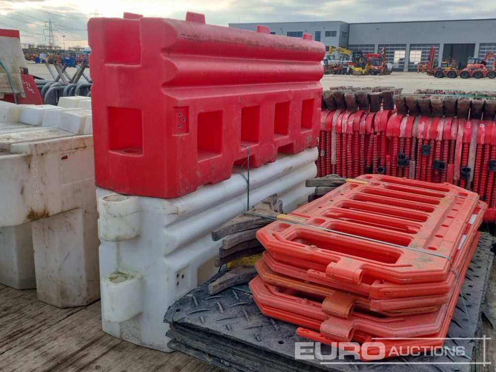 Építőipari berendezések Bundle of Plastic Pedestrian Safety Barrier (5 of), Bundle of Metal Pedestrian Barrier (3 of), Bundle of Water Filled Barrier (3 of), Bundle of Plastic Mats: 13 kép.