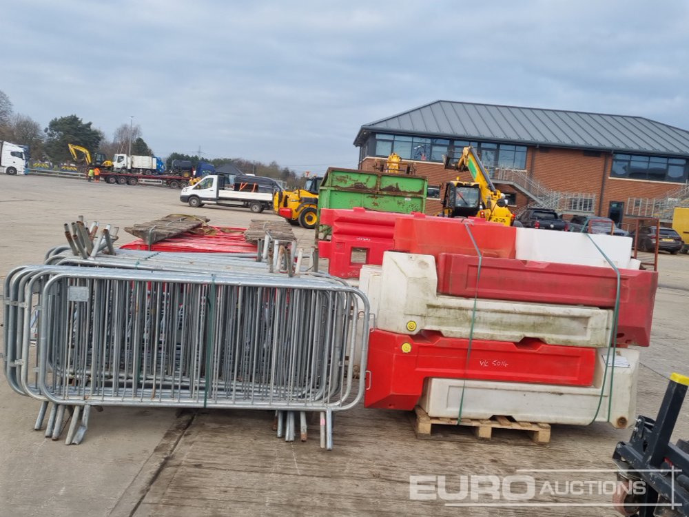 Építőipari berendezések Bundle of Plastic Pedestrian Safety Barrier (5 of), Bundle of Metal Pedestrian Barrier (3 of), Bundle of Water Filled Barrier (3 of), Bundle of Plastic Mats: 8 kép.