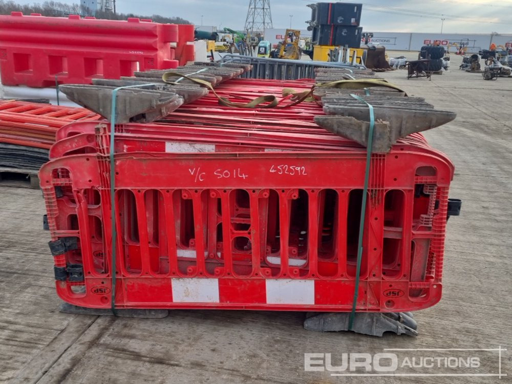 Építőipari berendezések Bundle of Plastic Pedestrian Safety Barrier (5 of), Bundle of Metal Pedestrian Barrier (3 of), Bundle of Water Filled Barrier (3 of), Bundle of Plastic Mats: 18 kép.