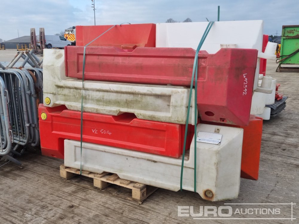 Építőipari berendezések Bundle of Plastic Pedestrian Safety Barrier (5 of), Bundle of Metal Pedestrian Barrier (3 of), Bundle of Water Filled Barrier (3 of), Bundle of Plastic Mats: 9 kép.