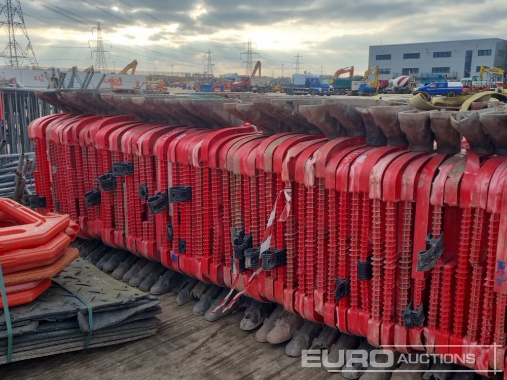 Építőipari berendezések Bundle of Plastic Pedestrian Safety Barrier (5 of), Bundle of Metal Pedestrian Barrier (3 of), Bundle of Water Filled Barrier (3 of), Bundle of Plastic Mats: 16 kép.