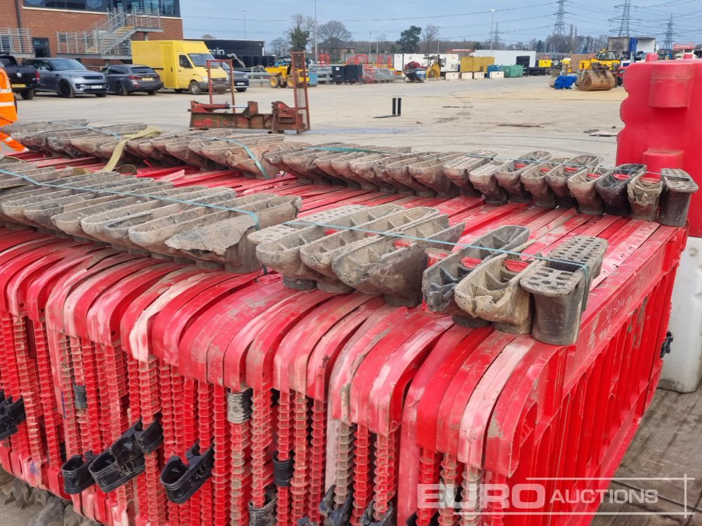 Építőipari berendezések Bundle of Plastic Pedestrian Safety Barrier (5 of), Bundle of Metal Pedestrian Barrier (3 of), Bundle of Water Filled Barrier (3 of), Bundle of Plastic Mats: 21 kép.