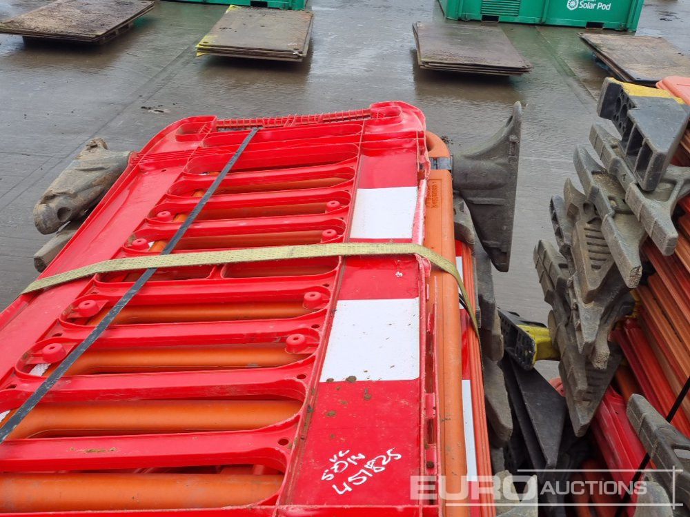 Építőipari berendezések Bundle of Tracking Boards (3 of), Bundle of Plastic Pedestrian Safery Barriers (2 of): 25 kép.