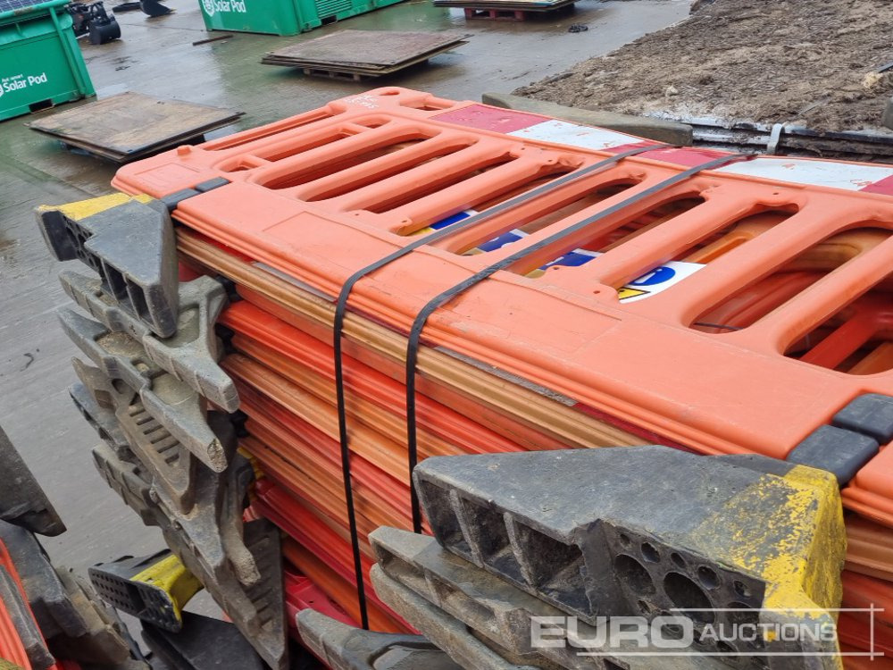 Építőipari berendezések Bundle of Tracking Boards (3 of), Bundle of Plastic Pedestrian Safery Barriers (2 of): 24 kép.