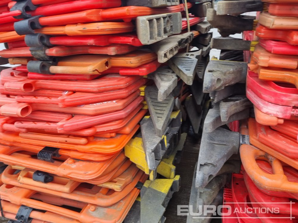 Építőipari berendezések Bundle of Tracking Boards (3 of), Bundle of Plastic Pedestrian Safery Barriers (2 of): 11 kép.