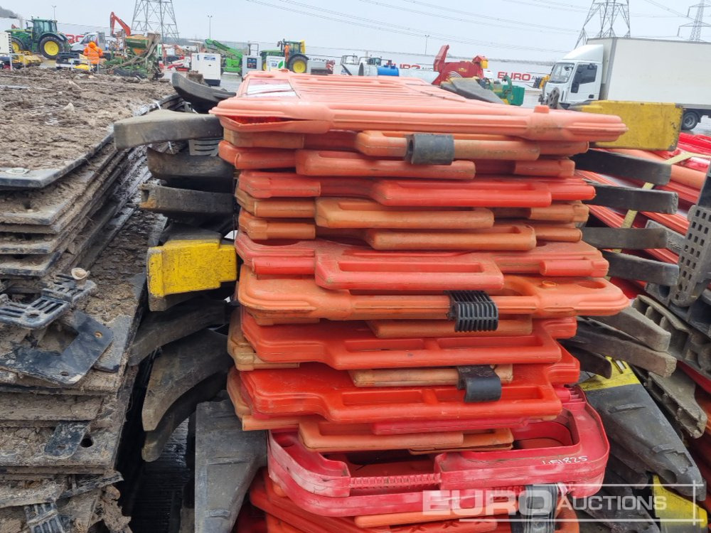 Építőipari berendezések Bundle of Tracking Boards (3 of), Bundle of Plastic Pedestrian Safery Barriers (2 of): 19 kép.