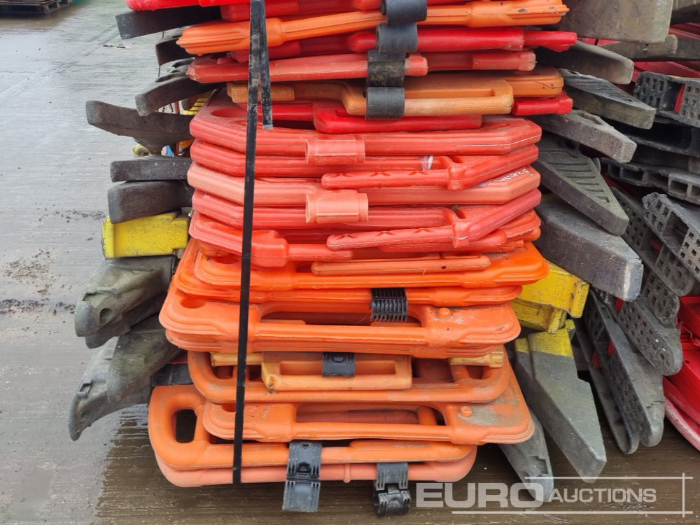 Építőipari berendezések Bundle of Tracking Boards (3 of), Bundle of Plastic Pedestrian Safery Barriers (2 of): 10 kép.